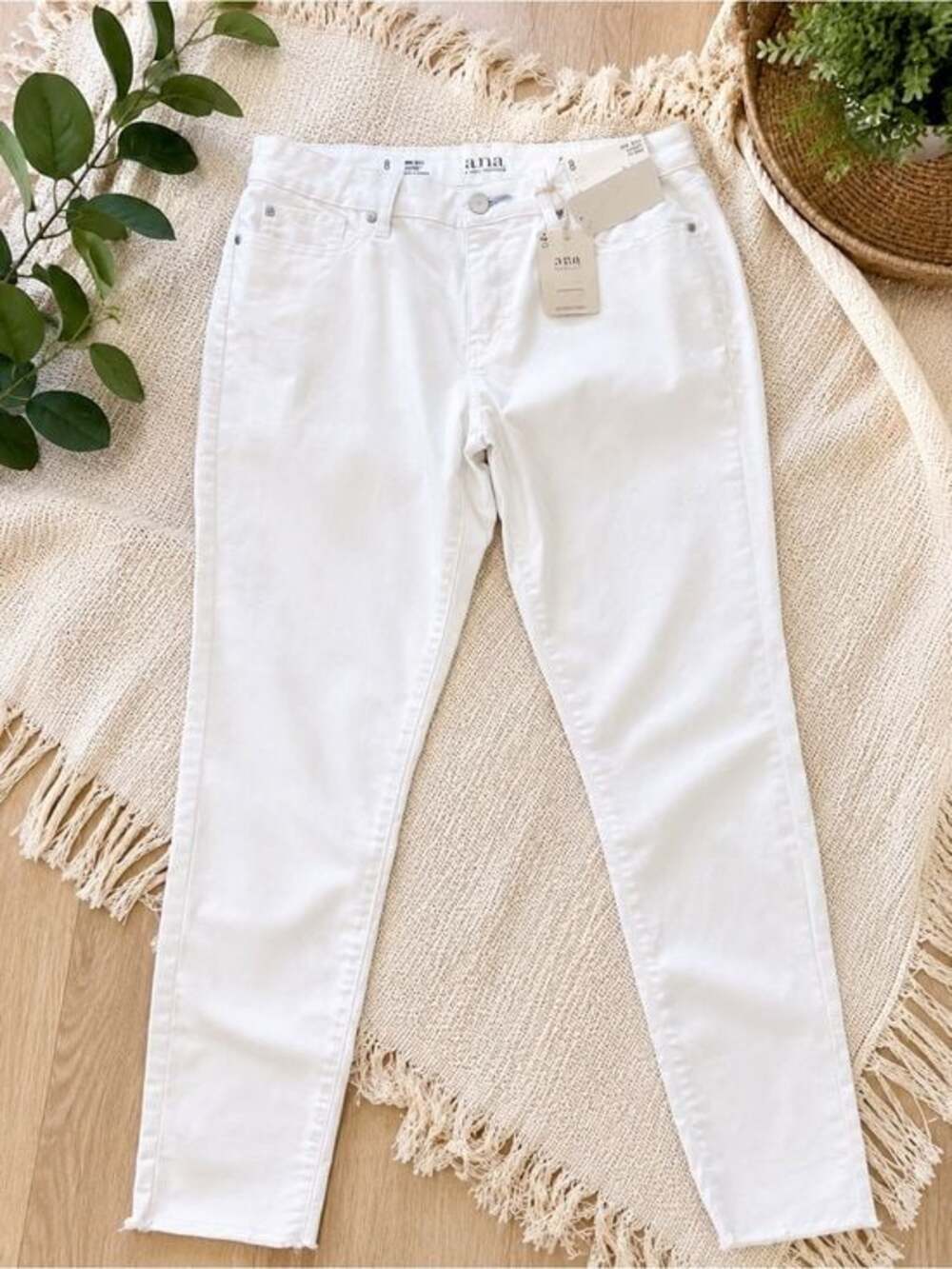 NWT a.n.a White Mid Rise Skinny Ankle Jeans Raw Hem Size 8